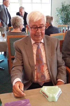 Anpartshaver Larsen med gaven fra Larsen Cognac